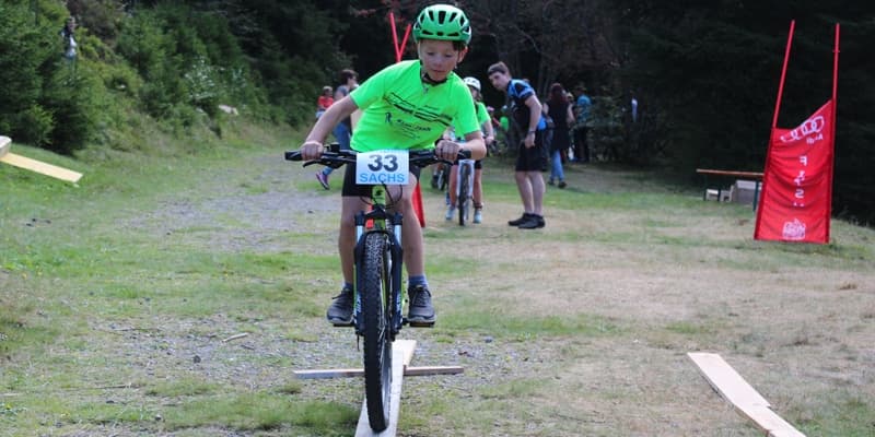 Mountainbiker mit Blick auf den Schwarzwald